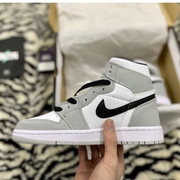 Giày thể thao jordan cổ cao xám trắng, Giày sneaker jodan xám cao cổ móc đen smoke grey nam nữ cao cấp