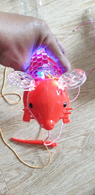 Chú chuột thần tài đi dạo có nhạc và đèn Led rất đẹp tặng kèm pin