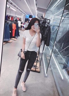 Áo phông Pull & Bear - cổ tim - đen/trắng