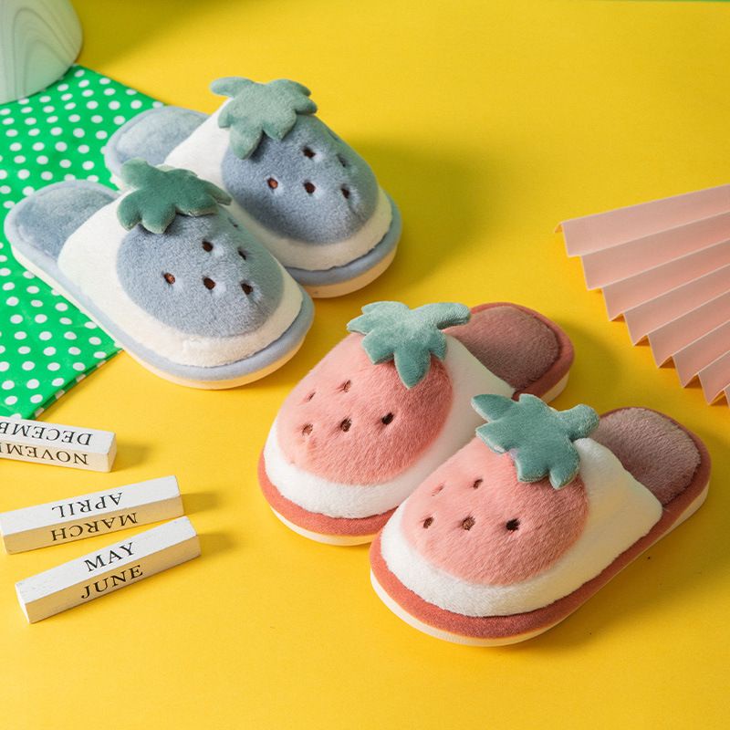 Dép Sục Bông Đi Trong Nhà Chống Trơn Trượt Cho Bé Hinh Trái Dâu