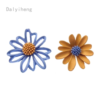 Bông Tai Hình Hoa Cúc Nhỏ Không Đối Xứng Xinh Xắn Thời Trang Cho Nữ