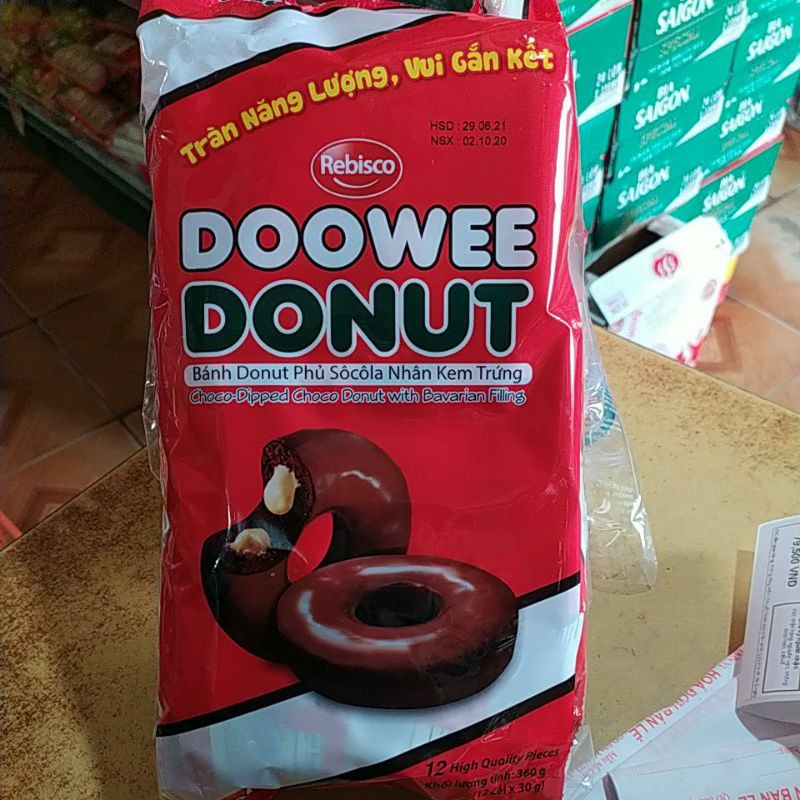 Bánh Donut phủ sô cô la nhân kem trứng  túi 12 chiếc