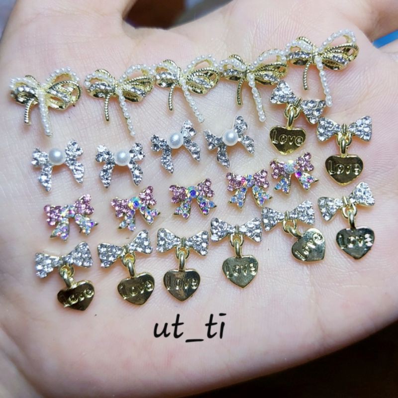 Charm nơ vàng có lắc tim mã 58