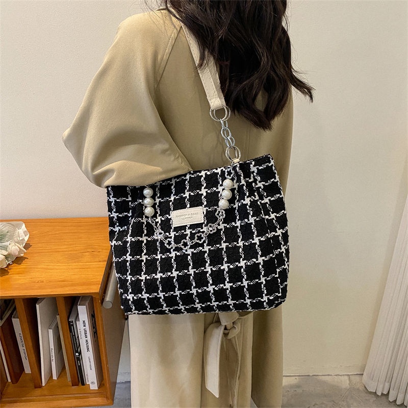 Túi Xách Tote Đeo Vai Cỡ Lớn Màu Tương Phản Đính Ngọc Trai Phối Dây Xích Thiết Kế Đơn Giản