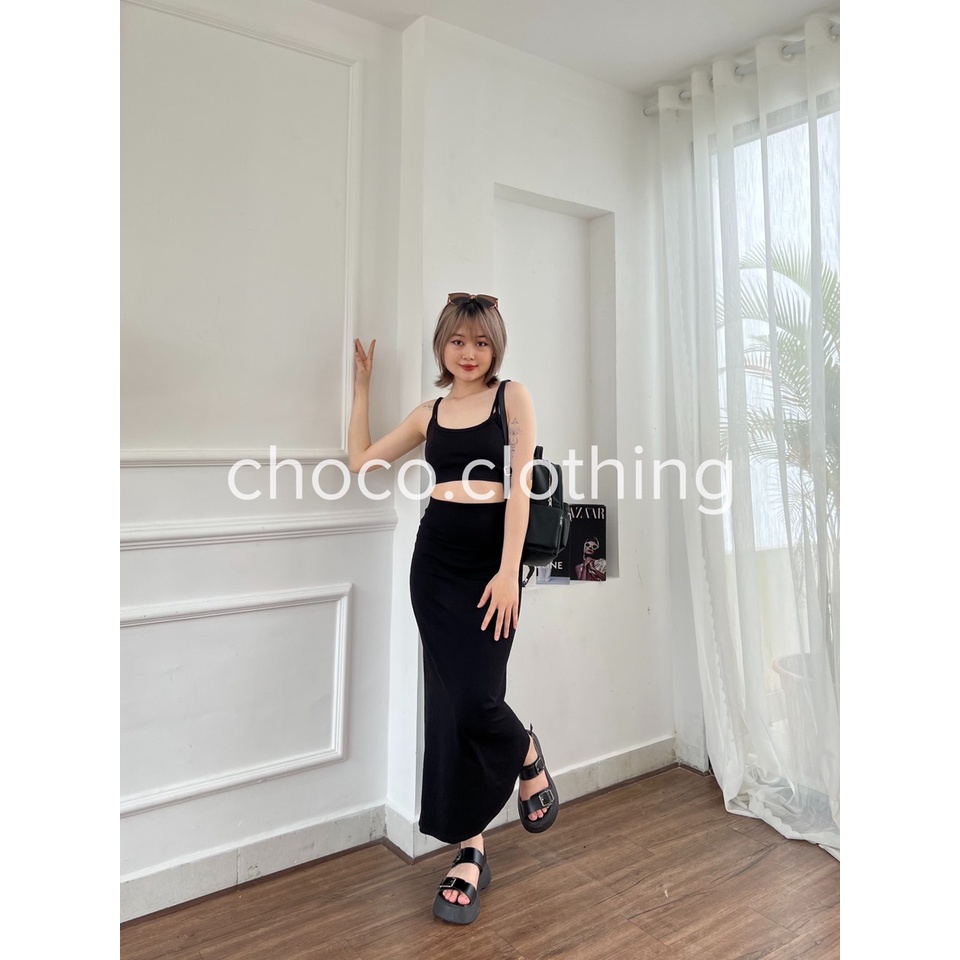 Chân váy dáng dài ôm sát tôn dáng trendy, chất thun mềm mịn.