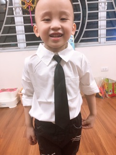 Áo sơ mi trắng bé trai
