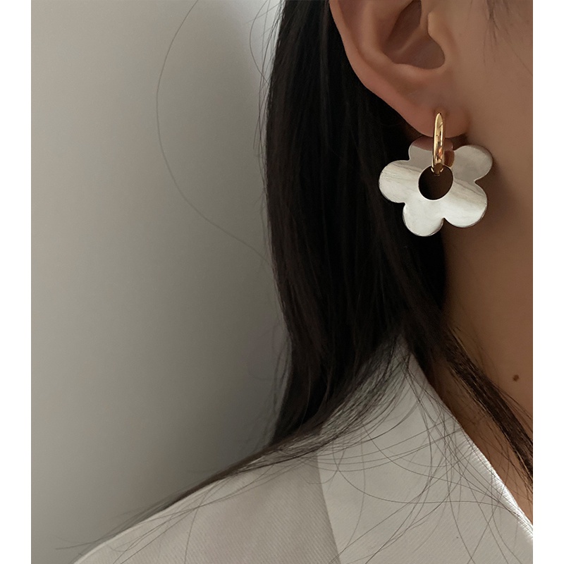 Khuyên Tai Kim Loại Cao Cấp Phong Cách Âu Mỹ ins Hình Hoa Tương Phản Cho Nữ