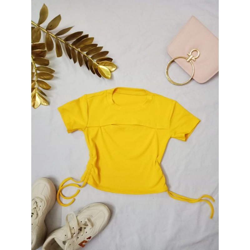 Áo croptop khoét giữa ngực