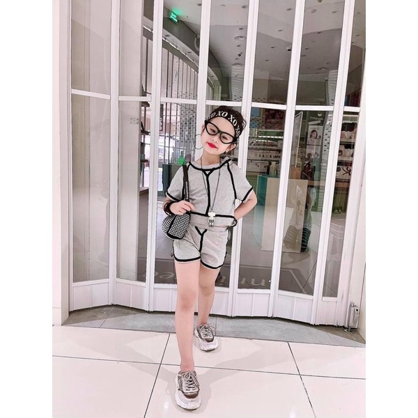 Bộ thể thao viền nổi bé gái