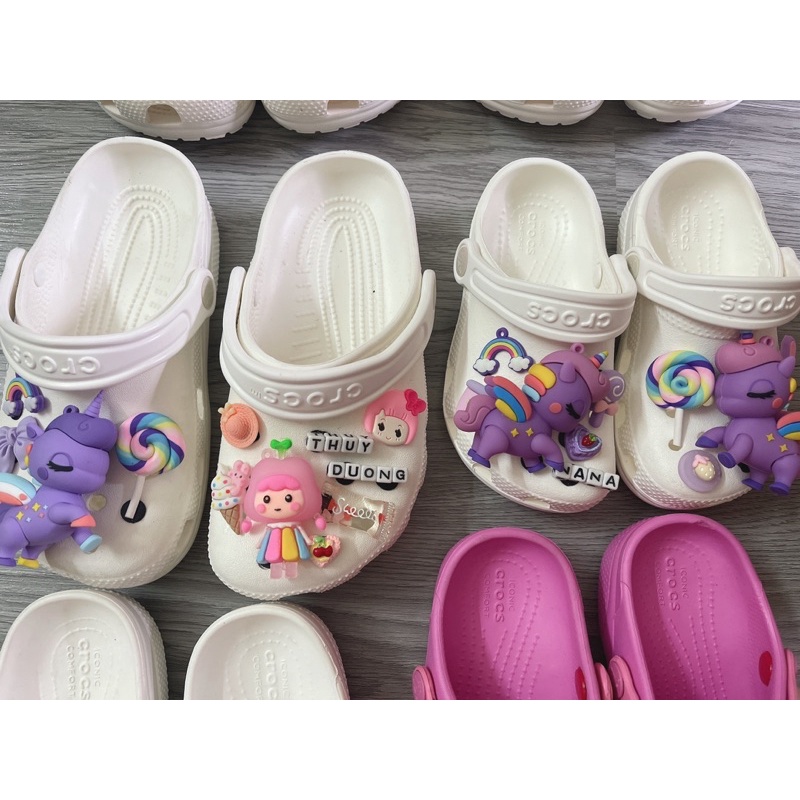 Dép crocs xuất xịn fullcharm TÊN!Khách mua ghi chú  TRAI hay GÁI để shop mix