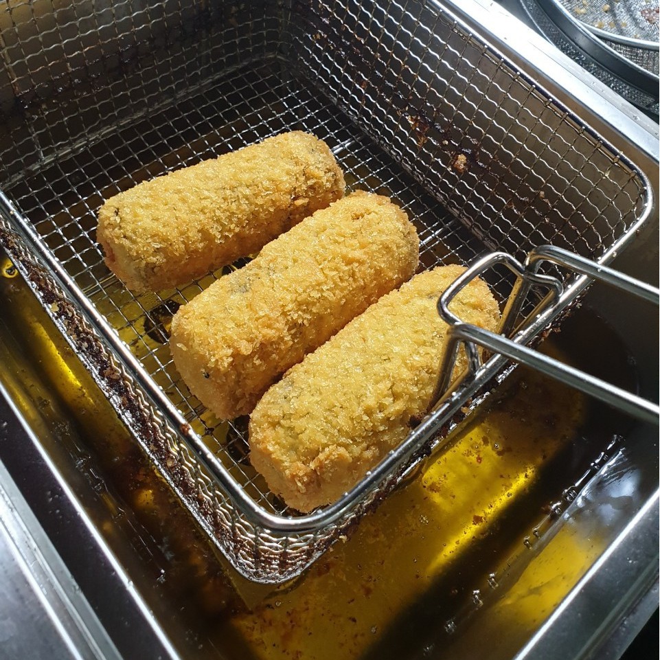 [hcm - hỏa tốc] Kimbap chiên xù /cơm cuộn ngon Hà Nội hộp 5 thanh to