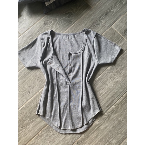 áo thun gân vạt bầu phối nút may viền cực đẹp