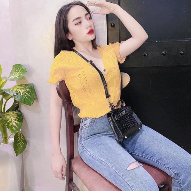 Áo len mongtoghi bèo cúc gỗ