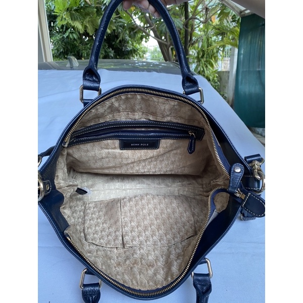 Túi chuẩn si. Túi qua sử dụng. Khách vui lòng xem hình nếu muốn biết thêm thông tin sản phẩm mời khách vô chat. Thanks .