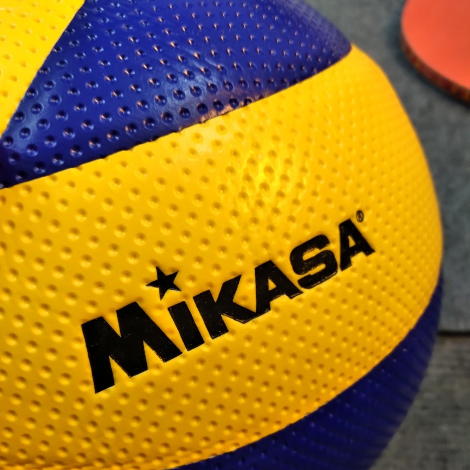 Bóng chuyền Mikasa MVA 300. Tặng kèm bơm bóng + túi lưới + chắn mồ hôi đầu