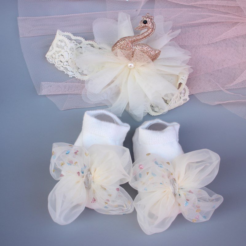 Set băng đô và tất cho bé gái CHICBABY có hộp đựng làm quà đầy tháng cho bé
