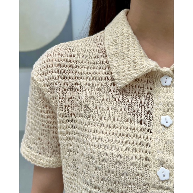 JANET STUDIO • Áo polo nút hoa thun ren