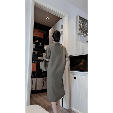 Váy len mongtoghi cổ đức xẻ V, dáng dài phom suông rộng mặc thoái mái, chất len đẹp mỏng nhẹ mặc 4 mùa quanh năm