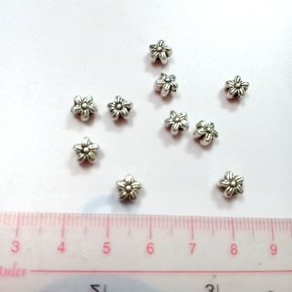 10 mặt hoa 5 cánh xỏ ngang xi bạc - Lỗ xỏ qua dây 1mm