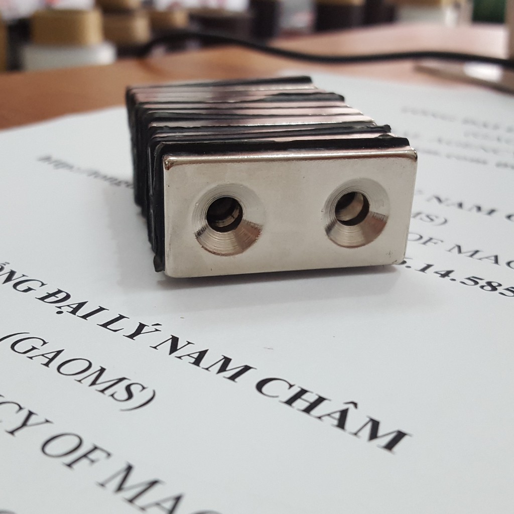 Nam châm 40x20x5 2 lỗ vát, loại nam châm trắng đất hiếm mạ niken lực hút siêu mạnh