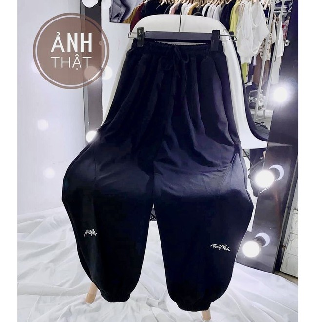 Quần jogger thêu chân Nhật Minh chất nỉ ép ngoại không xù, có size M và L, from ống rộng, chữ thêu, hot hit