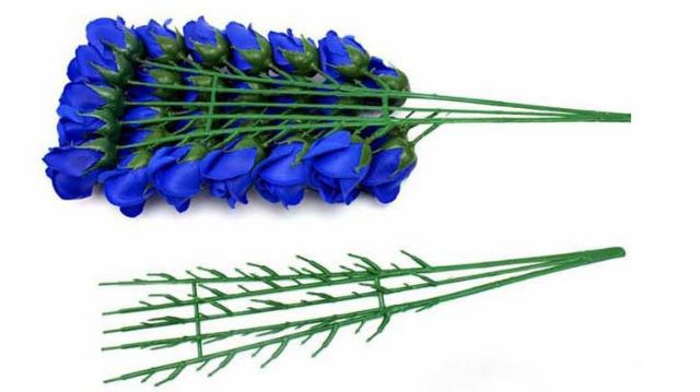 Thân cây cắm 99 hoa,,,