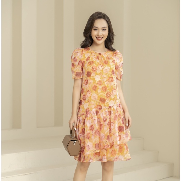 Đầm suông cổ tròn Fiona, Đầm công sở tay nhún bèo lệch gấu họa tiết hoa nhẹ nhàng F452236