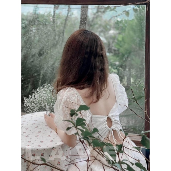 Váy trắng thêu ren nổi