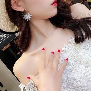 Hoa tai bản vòng tròn xỏ hoa màu trắng HD128
