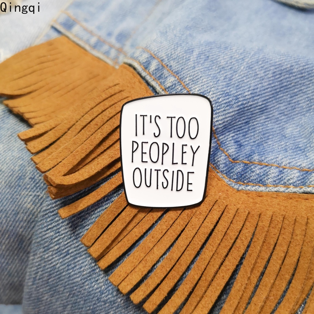 Ghim cài áo Miss Zoe tráng men hình câu nói vui nhộn it's too peopley bên ngoài