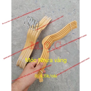 1 cái móc nhựa vàng treo quần áo