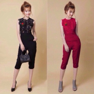 Jumpsuit đồ bay lửng phối ren kèm hoa ngực. Chất trên ren, dưới cát hàn cao cấp, dày, mịn đẹp. Freesize: 38-53kg