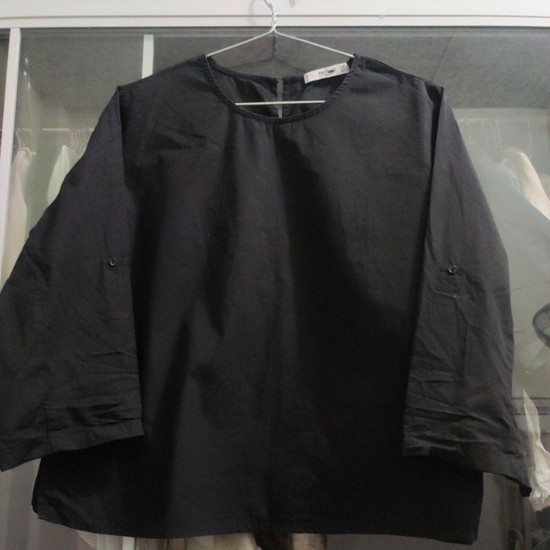 Áo đen mango đơn giản form rộng