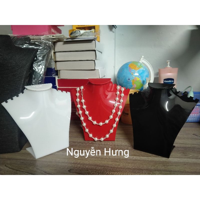 Cổ trưng bày đây chuyền bằng mica