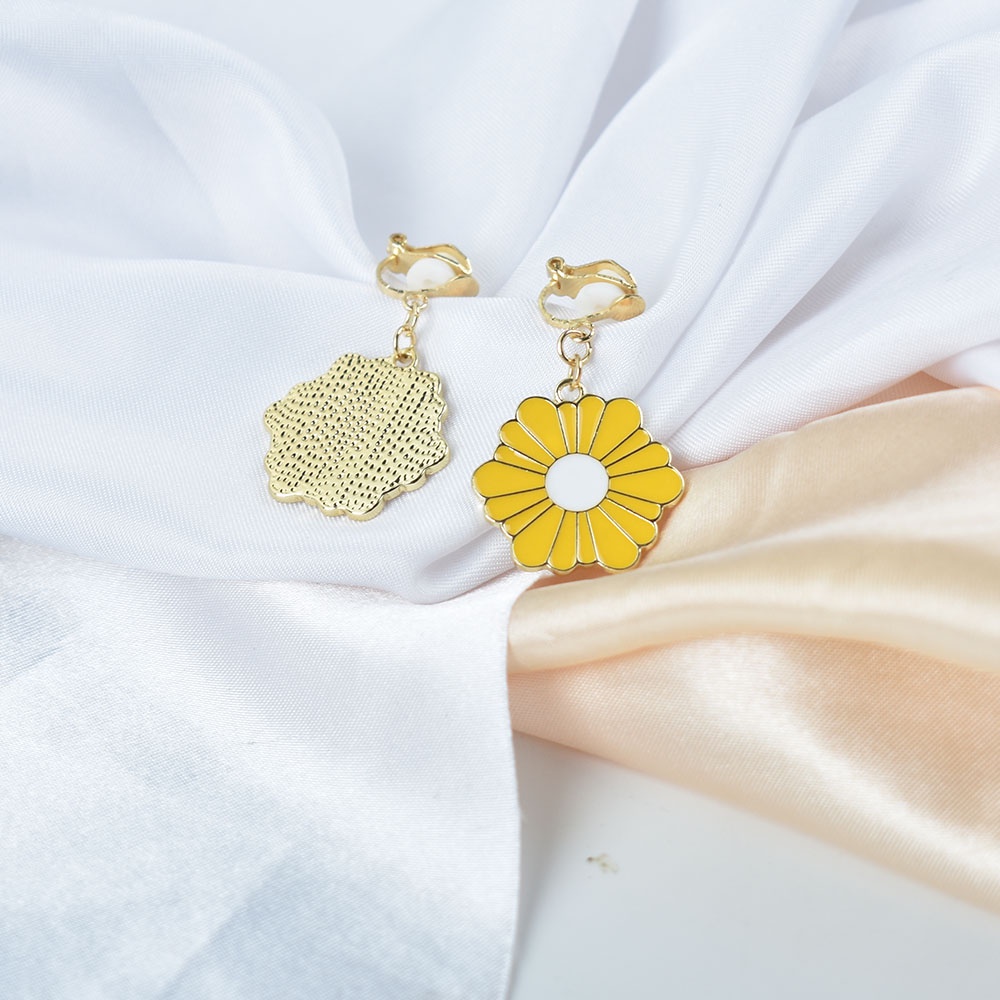 Khuyên Tai Hoa Cúc Vàng Tráng Men Không Xỏ Lỗ Thời Trang Dành Cho Nữ