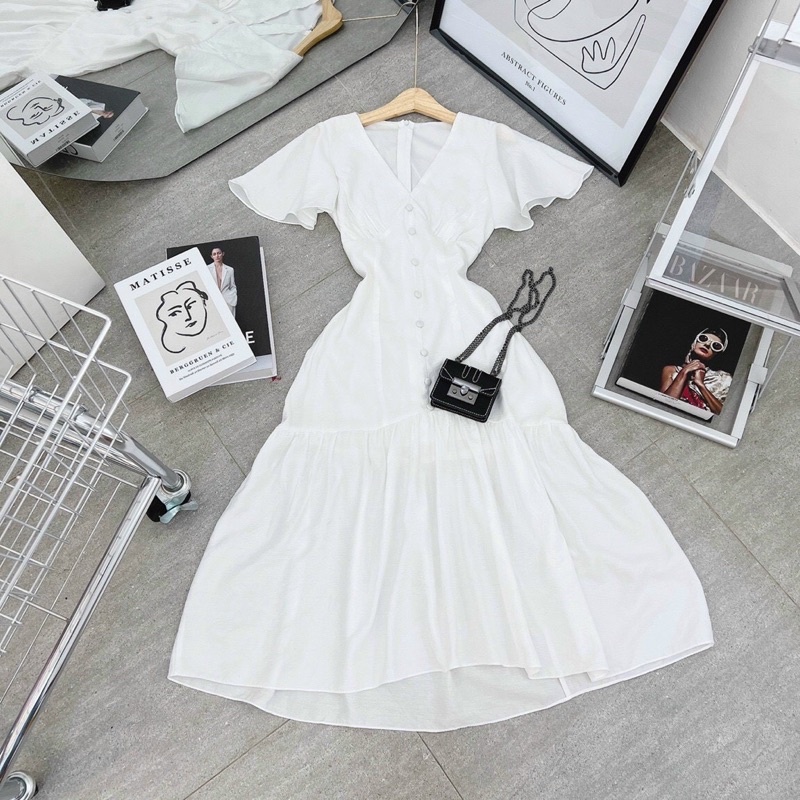 MAXI TRẮNG CỔ V PHỐI NÚT ĐUÔI CÁ