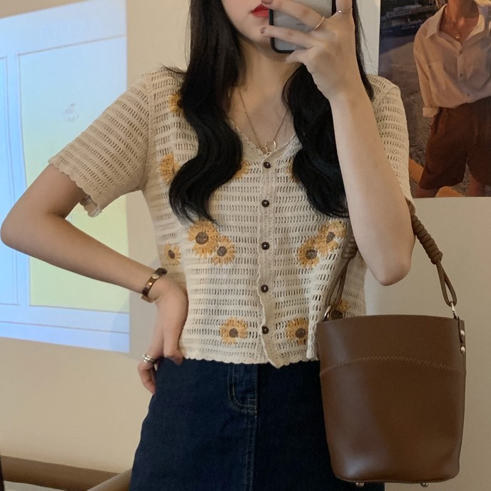 Áo croptop áo kiểu nữ tiểu thư đẹp hoa cúc tay ngắn cổ vuông sang chảnh thời trang bánh bèo 2020