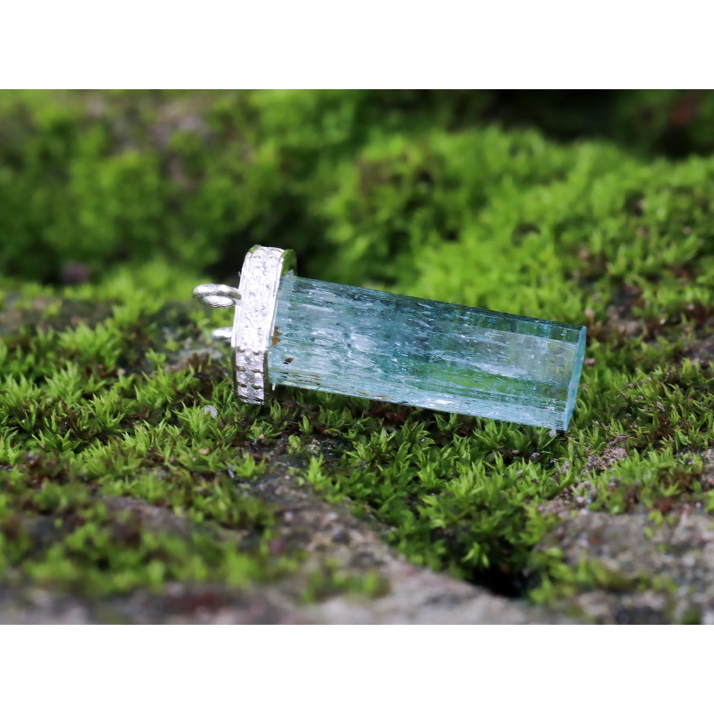 Mặt dây Aquamarine Thô nước trong vắt hỗ trợ rất tốt cho Luân xa cổ họng