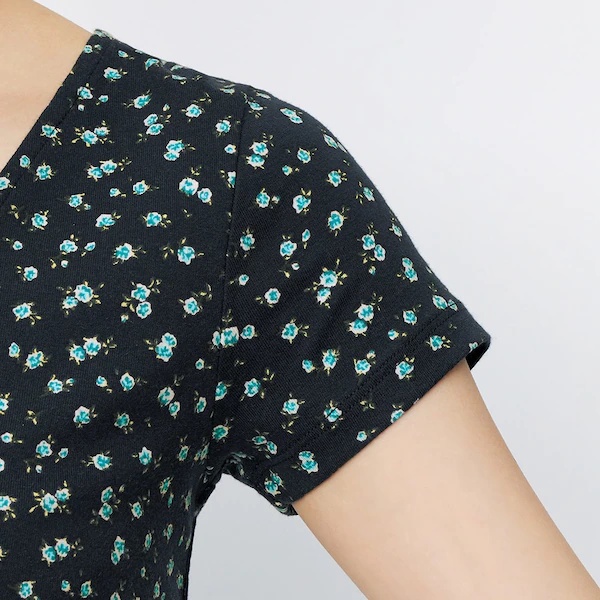 Áo thun dáng croptop in hoa, vạt chéo GU Nhật - Mã 330482