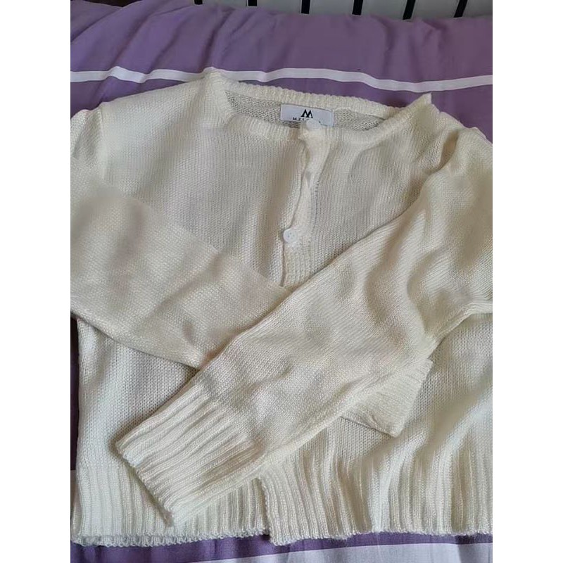 Áo khoác croptop len mỏng của Rose và Jennie