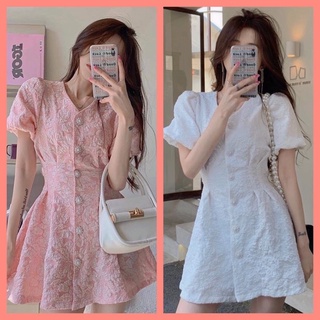Váy gấm cổ v hở lưng hoạ tiết nổi tay bồng thanh lịch dễ thương
