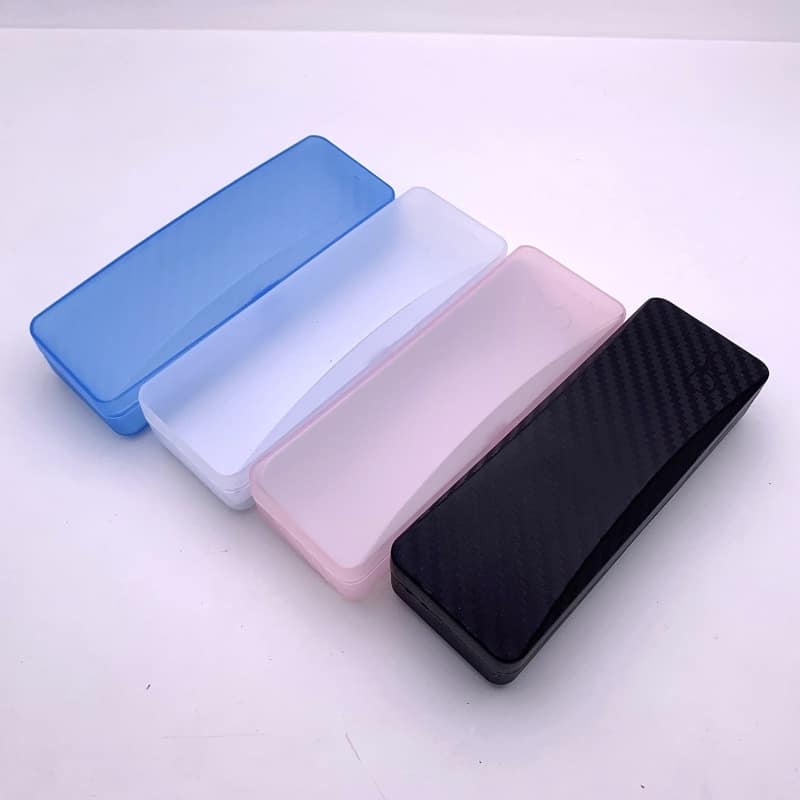 Hộp nhựa thời trang đựng kính kèm khăn lau