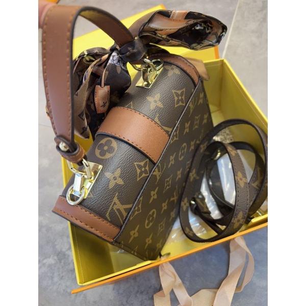 Túi xách tay chất đẹp khèm khăn lv