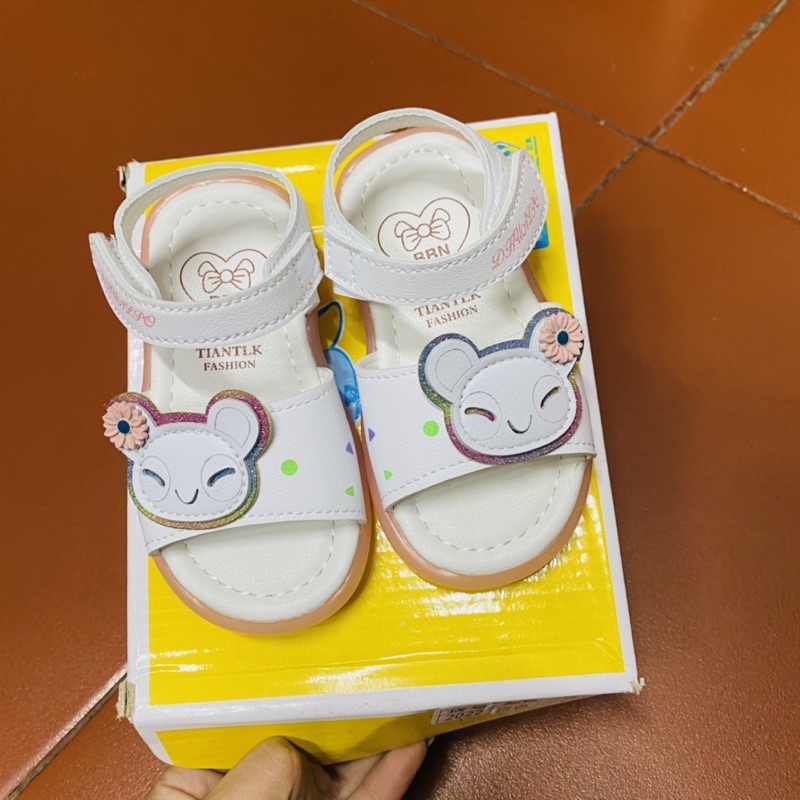 Dép sandal cho bé gái xinh xắn,da mềm,êm,nhẹ,có chống trượt tôta