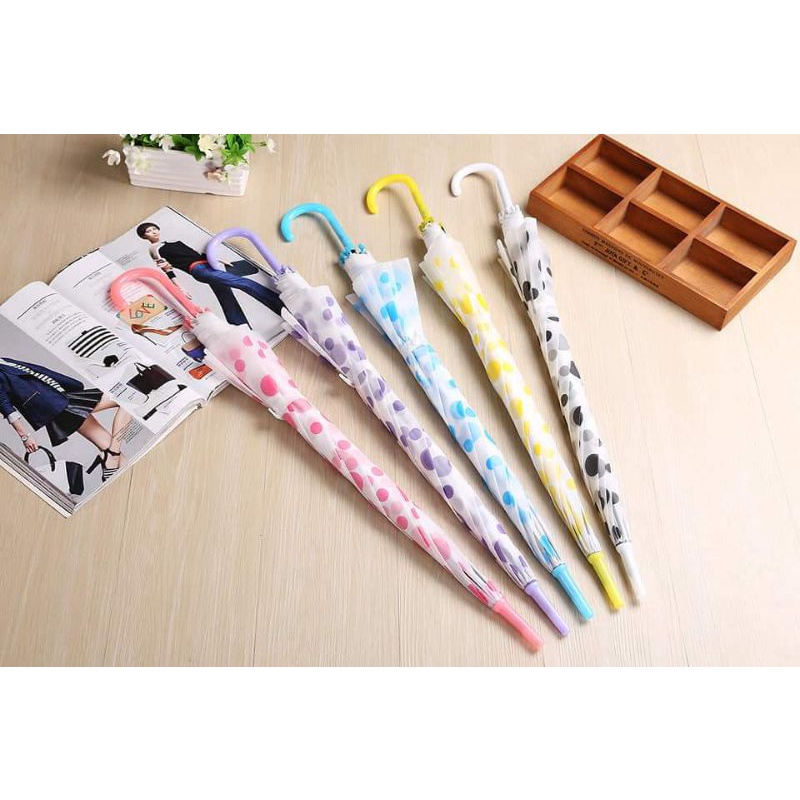 Cây dù che mưa hình chấm bi,,,