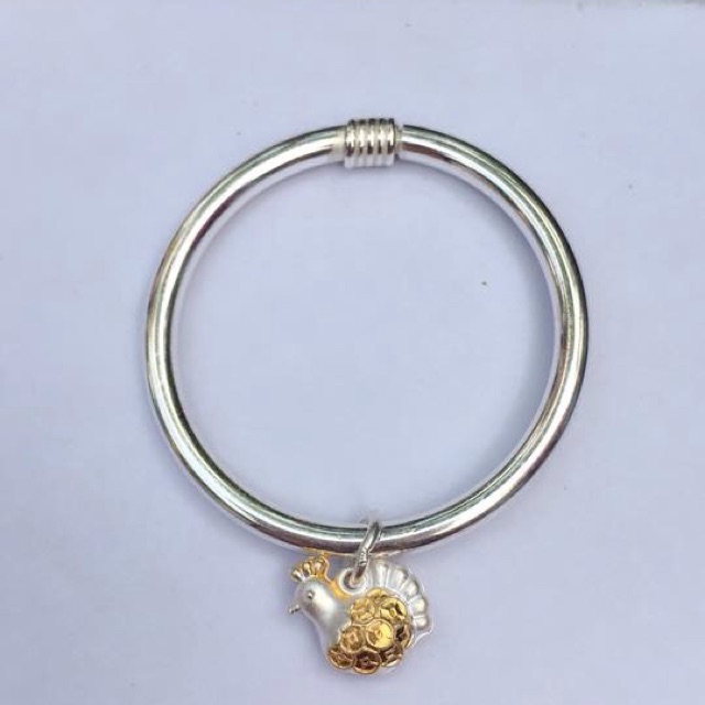 Lắc bạc gắn con giáp cho bé..