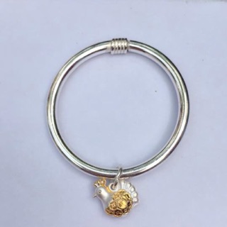 Lắc bạc gắn con giáp cho bé..