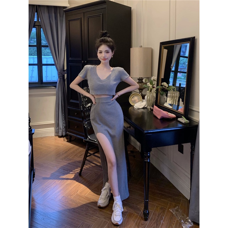 Bộ Áo Ngắn Tay Cổ Chữ V + Chân Váy Xẻ Tà Xinh Xắn Theo Phong Cách