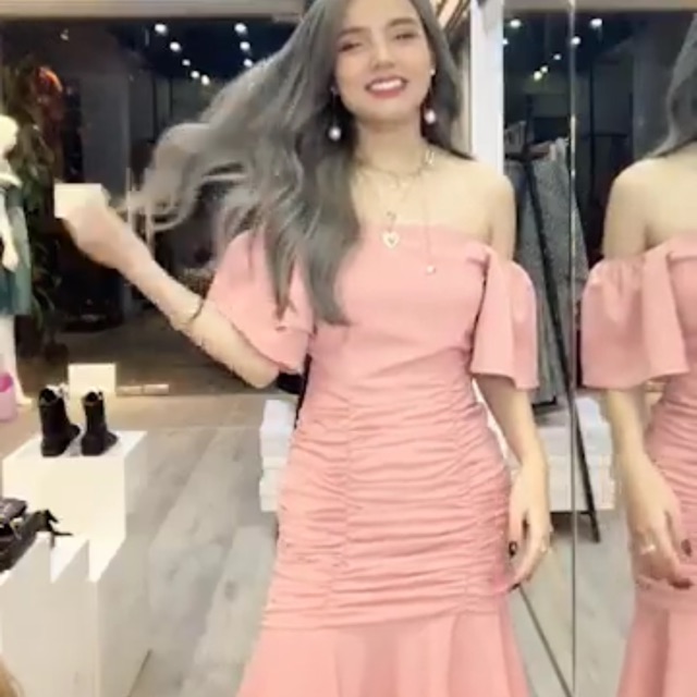 Váy hồng CChat đuôi cá