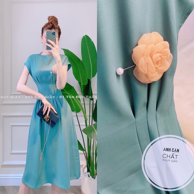 BÁN SỈ VÁY LỤA XOÈ BO EO KÈM HOA 2 MÀU CHO NỮ | BigBuy360 - bigbuy360.vn